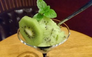 夏におすすめ！「フレッシュモヒート」と女性に人気の食べるカクテル「キウイのカイピロスカ」