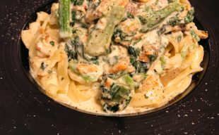 【冬のおすすめ料理】鮭の燻製とほうれん草のクリームフィットチーネ
