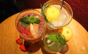 一人飲みのリラックスタイムに…フレッシュフルーツ×フレッシュハーブのカクテル