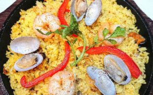 【おすすめ料理】魚介の旨味たっぷり！シーフードパエリア～食べきりサイズでお一人様にもおすすめ