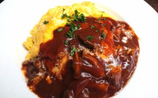 【秋のおすすめ料理】たっぷりきのこのデミグラスソースオムライス