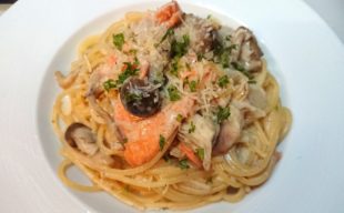 【燻製×パスタ】自家製スモークサーモンときのこのクリームパスタ