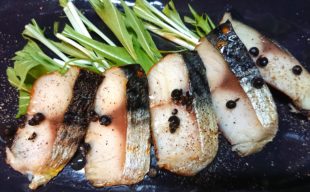 ノルウェー産甘塩さばフィレの燻製～生コショウ添え～