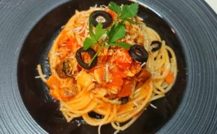 さばフィレの燻製とフレッシュトマトのパスタ