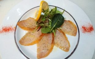 真鯛の冷燻カルパッチョ仕立て～白ワインや辛口シェリーとのマリアージュがおすすめ