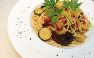 【夏季限定】夏野菜とスモークベーコンのオルトラーナ（菜園風）パスタ