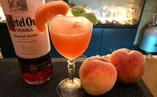 夏季限定の美味しいお酒～ハイビスカスウォッカと桃のカクテル