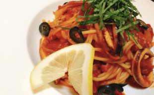 【夏季限定】スルメイカと大葉のイカわたトマトソースのパスタ
