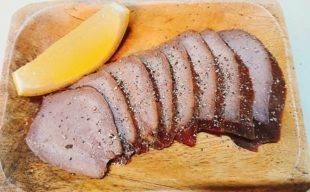【秋のおすすめ料理】自家製豚タンのスモーク～低脂質でダイエット向きな燻製おつまみ
