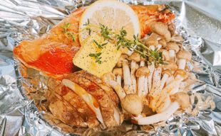 【期間限定】秋鮭の燻製ときのこのスキレットホイル焼き