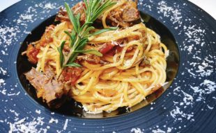 【冬季限定】牛モモ肉と赤ワインのトマトソースパスタ