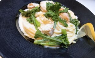 冷燻ホタテと春菊のクリームソースパスタ