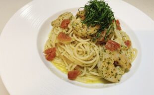 【夏季限定パスタ】燻製梅とエビの大葉ジェノベーゼ