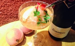 【ミクソロジー】液体窒素で作るカクテル「桃のフローズン・ベリーニ」