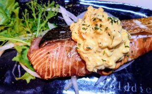 【燻製料理】秋鮭スモークのソテー～燻製タルタルソース添え～