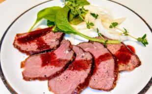 【数量限定】鹿もも肉の燻製ロースト～ジュニパーベリーソース添え～