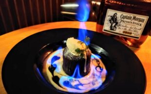 【2月限定デザート】ラム酒香るフォンダン・ショコラ～フランベ仕立て～