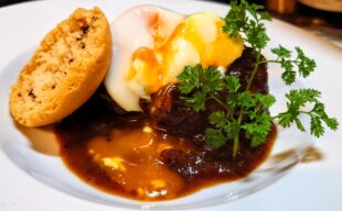 【肉料理】牛すね肉の黒ビール煮～ポーチドエッグ添え～