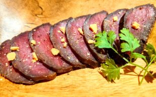【自家製スモーク】少量限定！馬刺し肉の冷燻