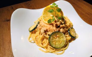 【期間限定】自家製スモークサーモンとズッキーニのレモンクリームパスタ 【期間限定】自家製スモークサーモンとズッキーニのレモンクリームパスタ