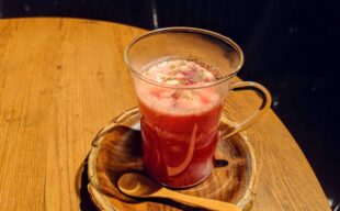 ビーツパウダーを使用した創作カクテルを2種類ご紹介