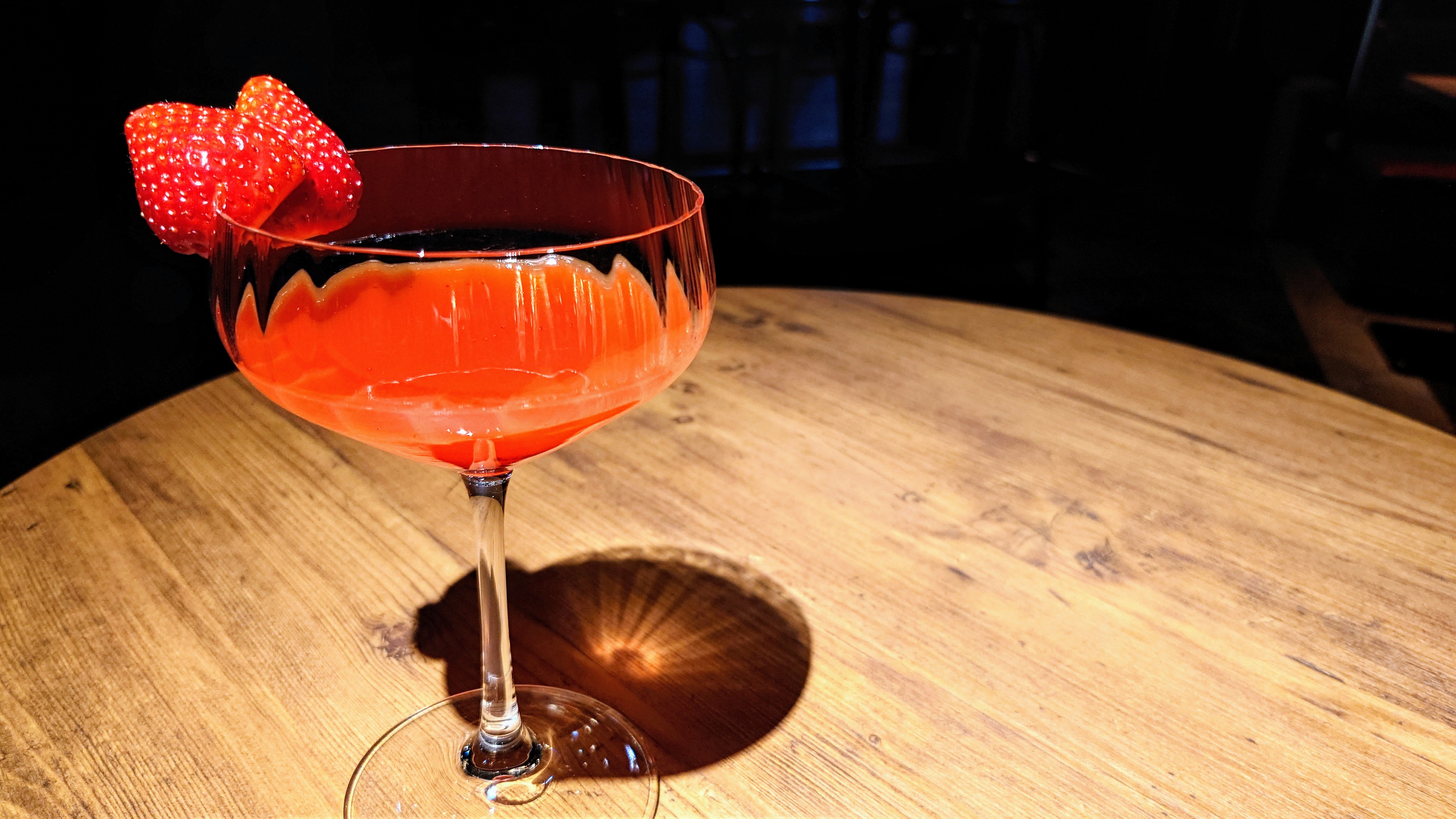 ミクソロジーカクテル】あまおう苺のアールグレイ・マティーニ - BAR