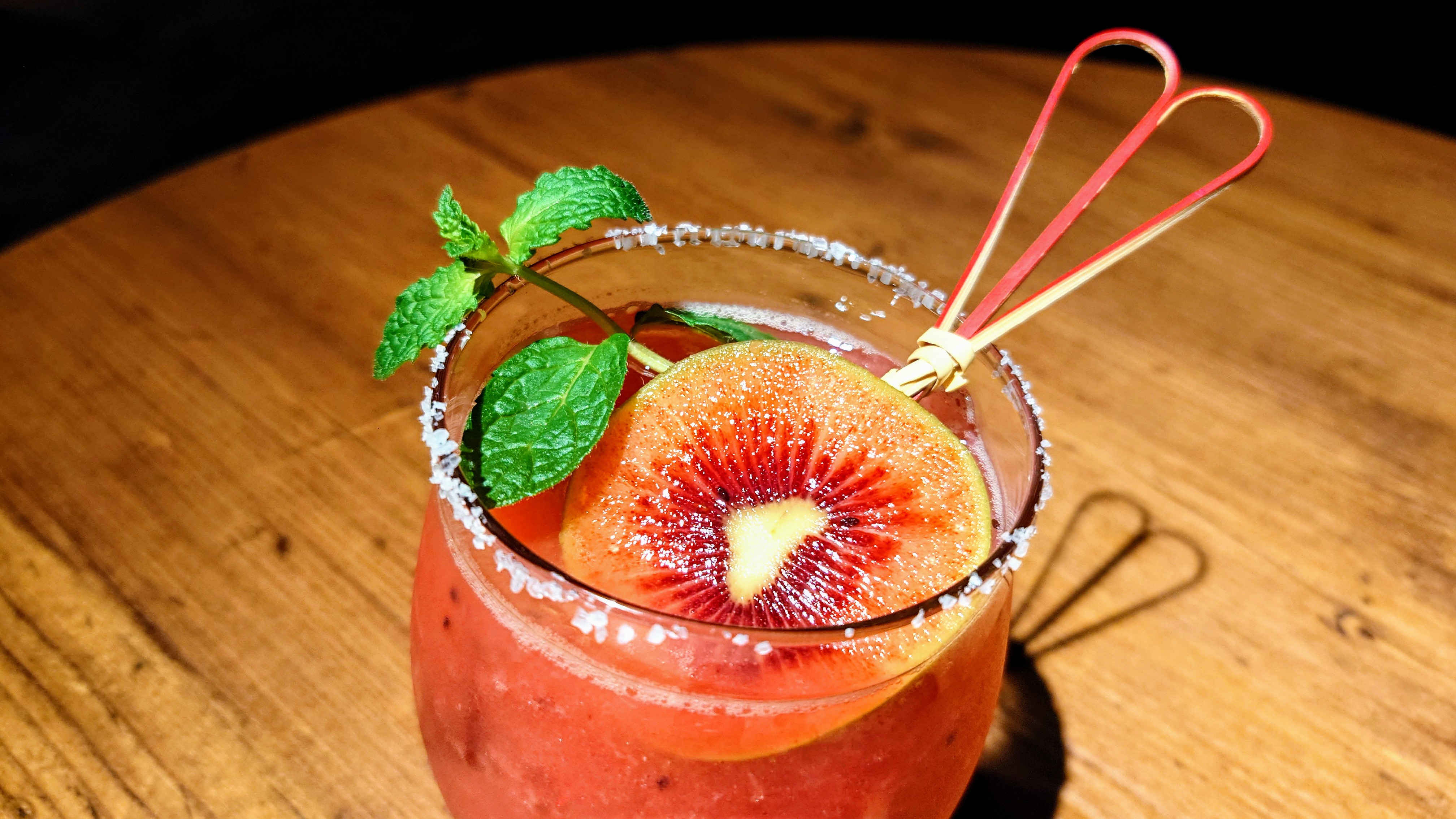 初夏のフルーツカクテル】ルビーレッドキウイのソルティードッグ - BAR