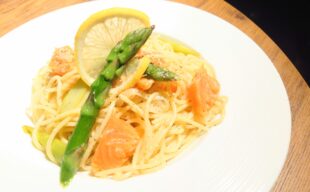 【燻製✕パスタ】自家製スモークサーモンとアスパラガスのパスタ